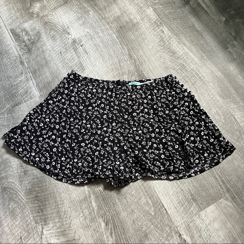 kimchi blue brand black & white floral shorts